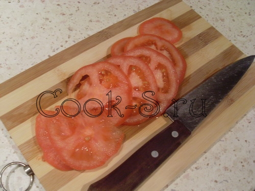 пицца на готовой основе - нарезать помидоры