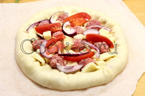 пицца с фаршем и помидорами