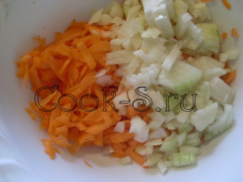 плов в духовке - лук и морковь