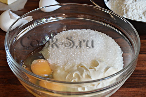 яйца со сметаной и сахаром