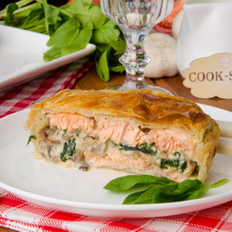 Пирог с лососем и шпинатом из слоеного теста