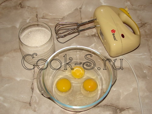 пирог с вишней - взбить яйца с сахаром
