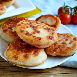 Пирожки «бомбочки» с помидорами и сыром