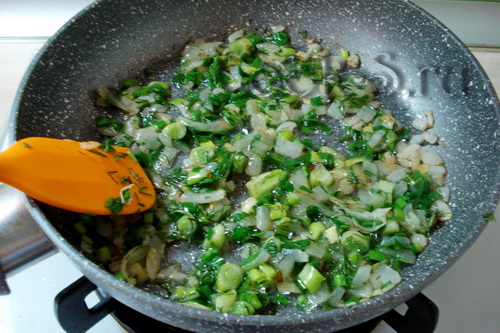 зелень на сковороде