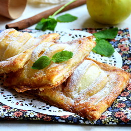 Слоеные пирожки с яблоками