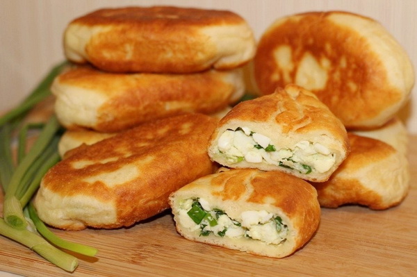 Пирожки на сковороде из дрожжевого теста рецепт с фото с яйцом и зеленым луком
