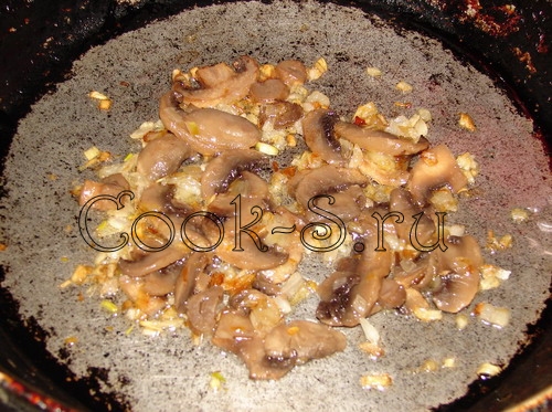 горячие бутерброды с грибами - обжарить грибы