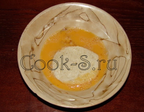 Гренки с чесноком и сыром - обмакнуть гренки в яйце