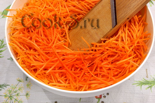 Шампиньоны по-корейски с морковью