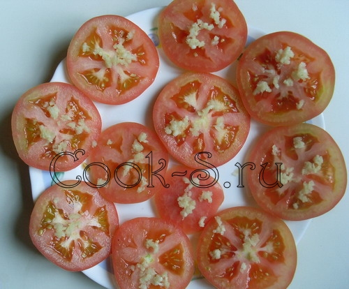 помидоры с сыром и чесноком - уложить на помидоры