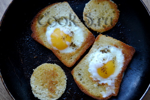 яйца в хлебе на сковороде