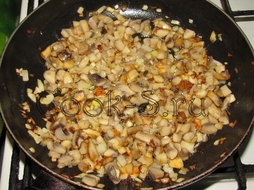 закусочные кексы из курицы - обжарить грибы с луком